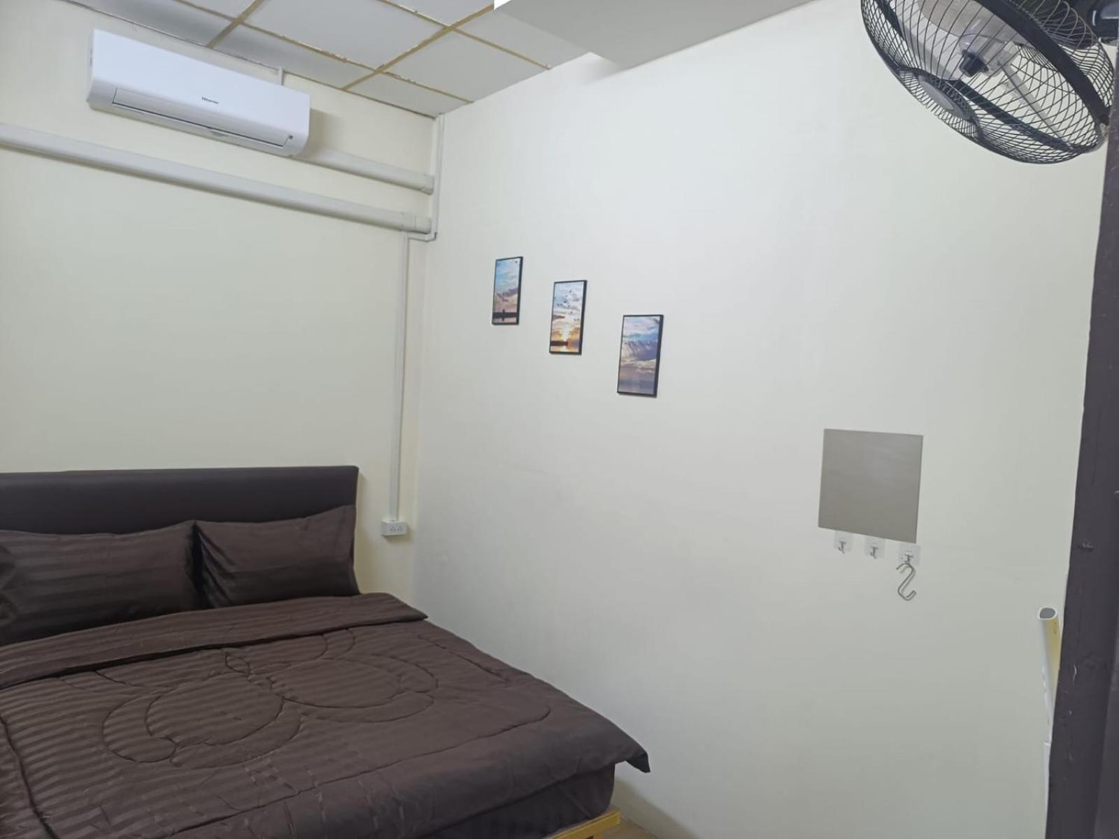 The House Hostel Bangkok Buitenkant foto