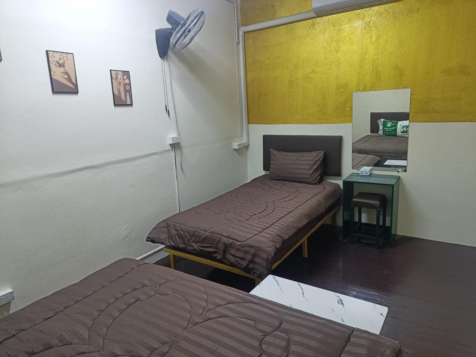 The House Hostel Bangkok Buitenkant foto
