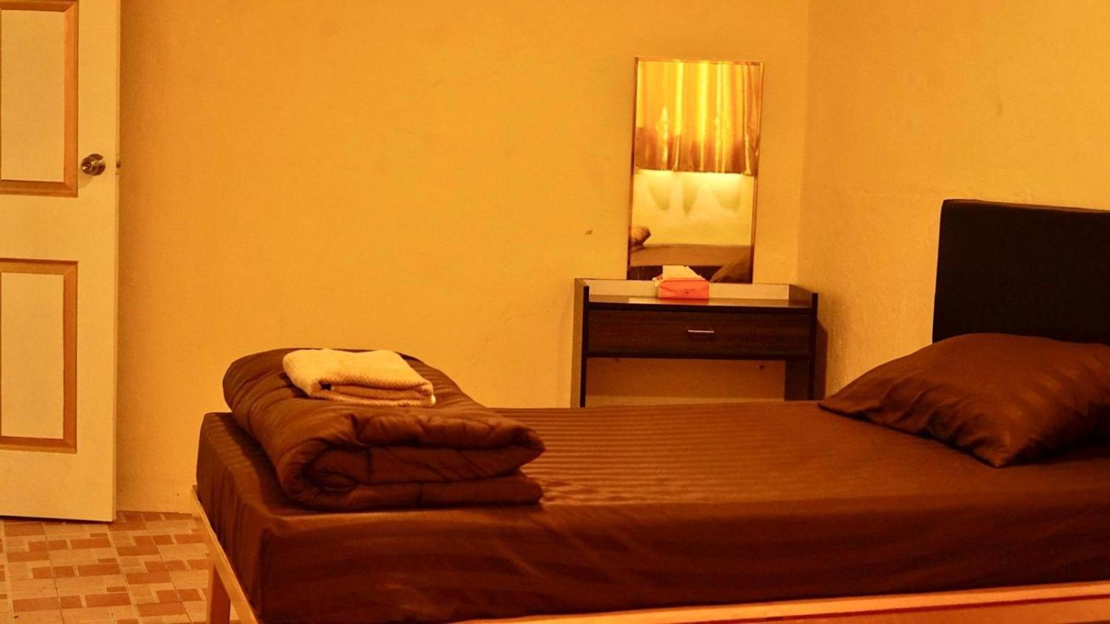 The House Hostel Bangkok Buitenkant foto