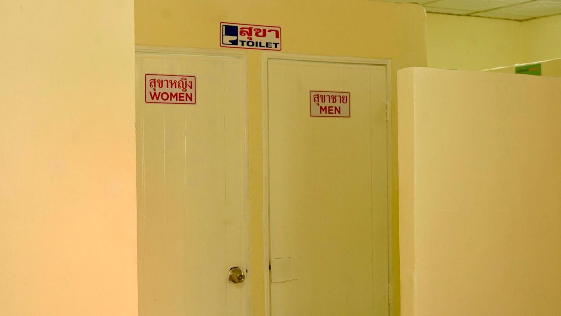 The House Hostel Bangkok Buitenkant foto